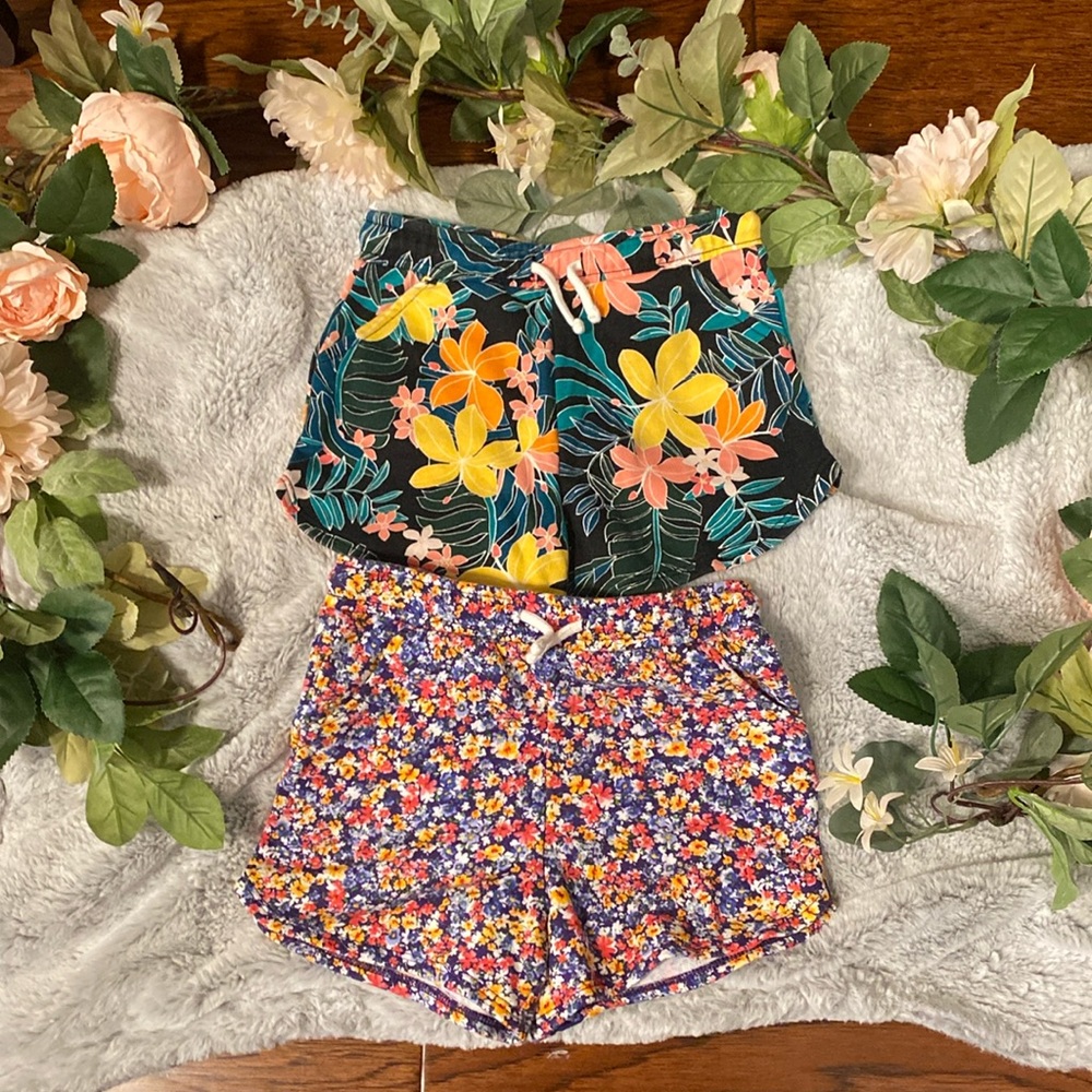 Set of two Old Navy, size 5T girl shorts floral print.